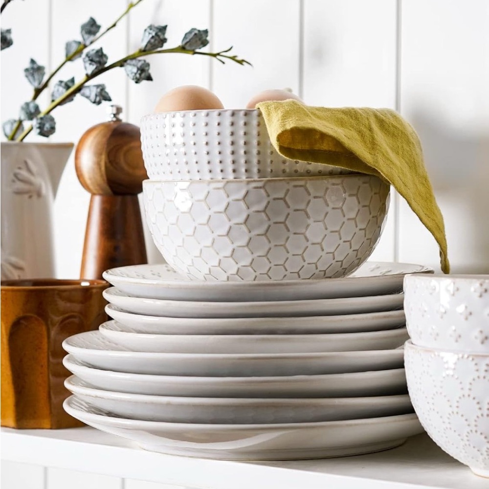 LE TAUCI 16 Piece Dinnerware Set Arctic White 
Stoneware Plates Bowls Mugs for 4 - Picture 5 of 10